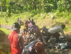 Kecewa Tak Tersentuh Pembangunan, Warga Cipanengkas Sukabumi Swadaya Perbaiki Jalan Menuju Curug Banteng