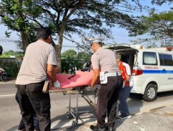 Polres Lamongan Evakuasi Pengendara Motor yang Alami Laka Vs Truk di Jalur Nasional Babat-Lamongan