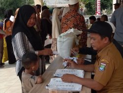 Warga Desa Mekarsari, Rajeg Terima Bantuan Beras dan Minyak Goreng, Warga Merasa Terbantu