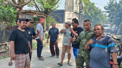Semangat Gotong Royong Warnai Kerja Bakti Bersih-Bersih Jalan Tanggul di Desa Mekarsari Rajeg