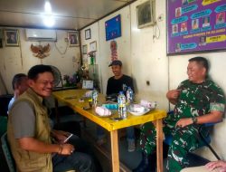 Danramil 02/Tambora Gelar Komsos dengan Ketua RW dan Tokoh Masyarakat di Jembatan Besi.