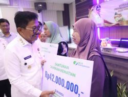 Wali kota Tangerang Sachrudin Serahkan Langsung Jaminan Sosial bagi Pekerja Rentan