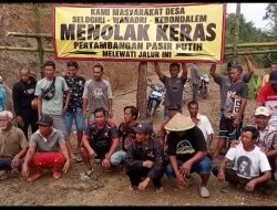 Warga  TIGA Desa Pasang  Portal  DAN Spanduk Penolakan  Akses  Jalan  Untuk  Kegiatan  Tambang