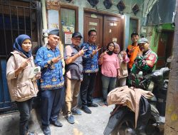 RW 02 Jembatan Besi Perkuat Gerakan Pilah Sampah, Rumah Warga Dipasangi Stiker Rumah Memilah Sampah