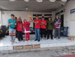 Kades Mekarsari Serahkan Piala Bergilir HUT RI Ke-81 Secara Simbolis ke Ketua RW 06 Andri Suseno