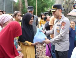 Kapolres Metro Tangerang Kota Turun ke Permukiman Padat Neglasari, Bagikan Sembako untuk Warga