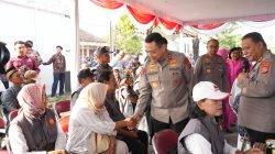 Polda DIY Gelar Puncak Bakti Kesehatan Hari Bhayangkara ke-80, Ratusan Warga Dapat Layanan Medis Gratis dan Bantuan Sosial  YOGYAKARTA – KompassIndonesianews.com, Dalam rangka memperingati Hari Bhayangkara ke-80 tahun 2026, Polda DIY melalui Bidang Kedokteran menggelar kegiatan Puncak Bakti Kesehatan di Kalurahan Sidomulyo, Kapanewon Godean, Kabupaten Sleman, Selasa (23/6/2026).  Kegiatan bakti kesehatan tersebut menjadi wujud kepedulian Polri kepada masyarakat melalui pelayanan kesehatan, bantuan sosial, serta berbagai bentuk dukungan yang langsung dirasakan warga.  Kapolda DIY Irjen Pol Anggoro Sukartono, S.I.K. bersama Wakapolda DIY Brigjen Pol Eddy Djunaedi, S.I.K. dan jajaran Pejabat Utama Polda DIY turut hadir dalam kegiatan tersebut. Dalam kesempatan itu, Kapolda DIY menyapa langsung masyarakat peserta bakti kesehatan serta memastikan pelayanan yang diberikan berjalan dengan baik.  Pada kegiatan tersebut, sebanyak 158 warga mengikuti pemeriksaan kesehatan gratis dengan berbagai layanan, mulai dari pemeriksaan tekanan darah, laboratorium sederhana, pemeriksaan kesehatan gigi, konsultasi dokter spesialis penyakit dalam, dokter spesialis bedah, hingga pemeriksaan kepadatan tulang.  Selain pelayanan kesehatan, Polda DIY juga memberikan sejumlah bantuan kepada masyarakat, di antaranya bantuan kursi roda, bantuan sosial, serta pembagian kaca mata gratis bagi warga yang membutuhkan.  Tidak hanya menyasar kesehatan masyarakat secara umum, kegiatan ini juga memberikan perhatian kepada kelompok pekerja dengan pemberian Kartu Bhayangkara Prioritas bagi buruh sebagai bentuk dukungan dan apresiasi terhadap masyarakat pekerja.  Kabidhumas Polda DIY Kombes Pol Ihsan, S.I.K. mengatakan bahwa peringatan Hari Bhayangkara bukan hanya menjadi momentum seremonial, tetapi juga menjadi pengingat bagi jajaran Polri untuk memperkuat kedekatan dengan masyarakat.  “Melalui kegiatan bakti kesehatan ini, Polda DIY ingin menghadirkan pelayanan yang langsung menyentuh kebutuhan masyarakat. Kesehatan merupakan kebutuhan dasar, sehingga kehadiran Polri di tengah masyarakat diharapkan dapat memberikan manfaat dan membantu meringankan beban warga,” ujar Kombes Pol Ihsan, S.I.K.  Selain di lokasi kegiatan, peserta juga mengikuti rangkaian Puncak Bakti Kesehatan yang terhubung secara daring melalui zoom dari lapangan Lemdiklat Polri.  Kegiatan tersebut turut dihadiri unsur Forkopimda dan mitra terkait, di antaranya Dinas Kesehatan DIY, Dinas Kesehatan Kabupaten Sleman, jajaran TNI, tenaga kesehatan, pemerintah kapanewon, pemerintah kalurahan, serta organisasi masyarakat dan pekerja.  Melalui momentum Hari Bhayangkara ke-80, Polda DIY berharap semangat pengabdian Polri dapat terus diwujudkan melalui pelayanan yang humanis, kepedulian sosial, dan sinergi bersama masyarakat.(Joni)