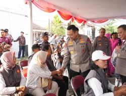 Polda DIY Gelar Puncak Bakti Kesehatan Hari Bhayangkara ke-80, Ratusan Warga Dapat Layanan Medis Gratis dan Bantuan Sosial  YOGYAKARTA – KompassIndonesianews.com, Dalam rangka memperingati Hari Bhayangkara ke-80 tahun 2026, Polda DIY melalui Bidang Kedokteran menggelar kegiatan Puncak Bakti Kesehatan di Kalurahan Sidomulyo, Kapanewon Godean, Kabupaten Sleman, Selasa (23/6/2026).  Kegiatan bakti kesehatan tersebut menjadi wujud kepedulian Polri kepada masyarakat melalui pelayanan kesehatan, bantuan sosial, serta berbagai bentuk dukungan yang langsung dirasakan warga.  Kapolda DIY Irjen Pol Anggoro Sukartono, S.I.K. bersama Wakapolda DIY Brigjen Pol Eddy Djunaedi, S.I.K. dan jajaran Pejabat Utama Polda DIY turut hadir dalam kegiatan tersebut. Dalam kesempatan itu, Kapolda DIY menyapa langsung masyarakat peserta bakti kesehatan serta memastikan pelayanan yang diberikan berjalan dengan baik.  Pada kegiatan tersebut, sebanyak 158 warga mengikuti pemeriksaan kesehatan gratis dengan berbagai layanan, mulai dari pemeriksaan tekanan darah, laboratorium sederhana, pemeriksaan kesehatan gigi, konsultasi dokter spesialis penyakit dalam, dokter spesialis bedah, hingga pemeriksaan kepadatan tulang.  Selain pelayanan kesehatan, Polda DIY juga memberikan sejumlah bantuan kepada masyarakat, di antaranya bantuan kursi roda, bantuan sosial, serta pembagian kaca mata gratis bagi warga yang membutuhkan.  Tidak hanya menyasar kesehatan masyarakat secara umum, kegiatan ini juga memberikan perhatian kepada kelompok pekerja dengan pemberian Kartu Bhayangkara Prioritas bagi buruh sebagai bentuk dukungan dan apresiasi terhadap masyarakat pekerja.  Kabidhumas Polda DIY Kombes Pol Ihsan, S.I.K. mengatakan bahwa peringatan Hari Bhayangkara bukan hanya menjadi momentum seremonial, tetapi juga menjadi pengingat bagi jajaran Polri untuk memperkuat kedekatan dengan masyarakat.  “Melalui kegiatan bakti kesehatan ini, Polda DIY ingin menghadirkan pelayanan yang langsung menyentuh kebutuhan masyarakat. Kesehatan merupakan kebutuhan dasar, sehingga kehadiran Polri di tengah masyarakat diharapkan dapat memberikan manfaat dan membantu meringankan beban warga,” ujar Kombes Pol Ihsan, S.I.K.  Selain di lokasi kegiatan, peserta juga mengikuti rangkaian Puncak Bakti Kesehatan yang terhubung secara daring melalui zoom dari lapangan Lemdiklat Polri.  Kegiatan tersebut turut dihadiri unsur Forkopimda dan mitra terkait, di antaranya Dinas Kesehatan DIY, Dinas Kesehatan Kabupaten Sleman, jajaran TNI, tenaga kesehatan, pemerintah kapanewon, pemerintah kalurahan, serta organisasi masyarakat dan pekerja.  Melalui momentum Hari Bhayangkara ke-80, Polda DIY berharap semangat pengabdian Polri dapat terus diwujudkan melalui pelayanan yang humanis, kepedulian sosial, dan sinergi bersama masyarakat.(Joni)