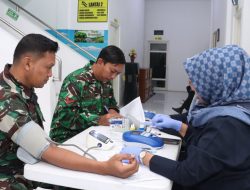 Sambut HUT Bhayangkara Ke-80, Personil Kodim 0812/Lamongan Kompak Ikuti Aksi Donor Darah di Polres Lamongan