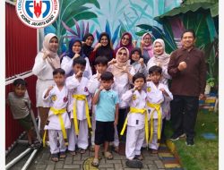 Latihan Karate Penuh Semangat, Ibu Rohani Hidayati Dampingi Langsung Siswa Kelas 1B