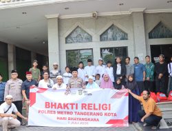 Sentuh Hati Umat, Kapolres Metro Tangerang Kota Gelar Bhakti Religi dan Bersih-Bersih Masjid Sambut Hari Bhayangkara ke-80