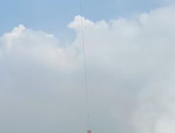 Hari ke Empat Dua Helikopter WATERBOMBING Masih Dikerahkan Padamkan TPA Jatiwaringin