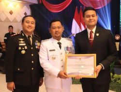 Hari Bhayangkara ke-80, Bupati Gresik Beri Penghargaan kepada Personel Polres Berprestasi