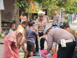 Sambut Hari Bhayangkara ke-80, Satlantas Polres Gresik Salurkan Air Bersih untuk Warga Duduk Sampeyan