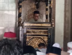 Lurah Kembangan Utara Jadi Khotib Jumat, Ajak Jamaah Sambut Puasa Asyura dengan Amal Kebaikan