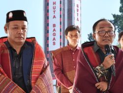 Disambut Ulos, Wabup Samosir Puji Kekompakan Keluarga Besar Sagala Raja