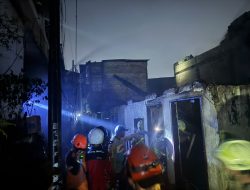Sinergi TNI-Polri dan Damkar Tangani Kebakaran di Palmerah, Lima Rumah Terdampak