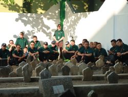 Menapak Jejak Pendiri, Meneguhkan Amanah: Alumni Gontor 2003 Larut dalam Khidmat Ziarah Trimurti