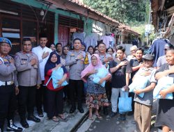 Polri Hadir di Tengah Masyarakat, Kapolres Metro Tangerang Kota Bagikan Sembako di Terminal Cimone