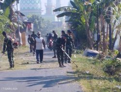 Wujudkan Lingkungan Sehat, Babinsa Ngimbang Bersama Yonif TP 887/KJM dan Warga Gelar Karya Bakti di Desa Lawak