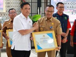 Camat Rajeg Oman Apriaman Terima Penghargaan dari Bupati Tangerang atas Partisipasi dan Kerja Sama dalam Pemadaman Api di TPA Jatiwaringin