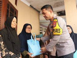 Blusukan ke Slum Area, Kapolres Metro Tangerang Kota Bagikan Sembako dan Ajak Warga Jaga Kamtibmas