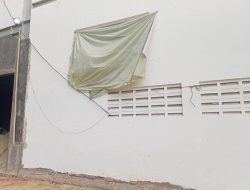 Banner Penyegelan Diduga Ditutup Plastik, Proyek Gudang di Kapuk Tetap Berjalan Meski Diduga Belum Kantongi PBG