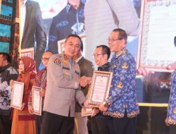 Sinergi Lintas Sektor, Kapolda Sumsel Serahkan Penghargaan kepada Mitra dan Jajaran