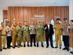 Kedatangan Tim Supervisi Satuan Tugas Percepatan Rehabilitasi dan Rekonstruksi Pascabencana Alam di Bandara Internasional Silangit Disambut Pemkab Taput.