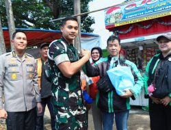Sambangi Ojol di Kota Tangerang, Polisi dan Denpom Bagikan Sembako