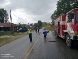 Pemkab Humbahas Bersama Polres Humbahas Pembersihan Material yang mengganggu di Sekitar Jalan SMAN 2 Lintongnihuta menuju Dolok Margu 