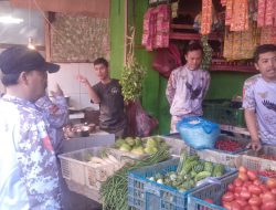 Dedi Safrizal Ketua Umum DPN Elang Tiga Hambalang Bersama Tim Elang Tiga Hambalang Shirahturahmi Pedagang Pasar Di Pasar Cisarua, Bogor