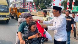 Camat Rajeg Terjun Langsung ke Jalan Bagikan Bendera Merah Putih