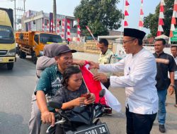 Camat Rajeg Terjun Langsung ke Jalan Bagikan Bendera Merah Putih