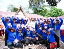 Kobarkan Spirit Gotong Royong, Bupati Taput Lepas Gerak Jalan PKK Pahae Julu