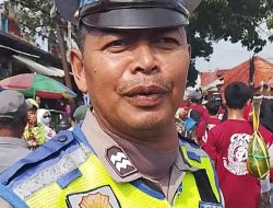 Sigap! Anggota Polsek Karangpawitan Atur Lalu Lintas Saat Upacara dan Karnaval HUT RI ke-81
