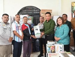 Bupati Humbang Hasundutan Serahkan Bantuan Peralatan Warung Kopi kepada 31 UMKM Terdampak Bencana