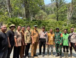 Kapolsek Merapi Barat Bersama Unsur Pemerintah dan Warga Padamkan Karhutla di Kaki Bukit Senubut
