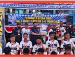 Turnamen Sepakbola Piala Bupati Samosir Ke-4,Bupati Samosir Vandiko Gultom ST Serahkan Piala Bergilir Ke Juara 1 SMAN Simanindo.