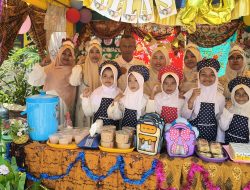 SDN Sumberagung Gelar “Maulid Ceria”, Camat Mantup Buka Bazar Penuh Berkah