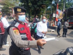 Antisipasi Gangguan Pernapasan, Polsek Kebon Jeruk Bagikan Masker Gratis kepada Warga