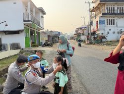 Polsek Kota Agung Polres Lahat Bagikan Masker dan Sampaikan Imbauan Larangan Karhutla kepada Masyarakat