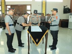 Kapolres Tulang Bawang Barat Pimpin Upacara Serah Terima Jabatan Kasiwas dan Kasatresnarkoba