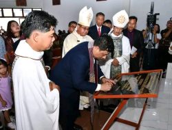 Bupati Vandiko Bersama Uskup Agung Medan Teken Prasasti Gereja Katolik Santo Paulus Saitnihuta