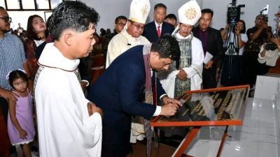 Bupati Vandiko Bersama Uskup Agung Medan Teken Prasasti Gereja Katolik Santo Paulus Saitnihuta