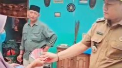 Kepala Desa Cikasungka salurkan Bantuan tunai Kepada korban Bencana Rumah Ambruk