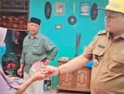 Kepala Desa Cikasungka salurkan Bantuan tunai Kepada korban Bencana Rumah Ambruk