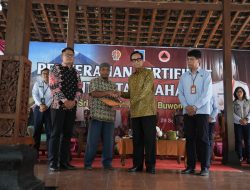 Serahkan Sertifikat Hak Milik Hunian Tetap, Gubernur DIY Berpesan Jangan Diperjualbelikan Melainkan Dimanfaatkan untuk Mendukung Kehidupan