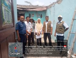 Dinsos & BPBD Kabupaten Tangerang Serahkan Bantuan Logistik Warga Terdampak Atap rumah Ambruk di Cikasungka